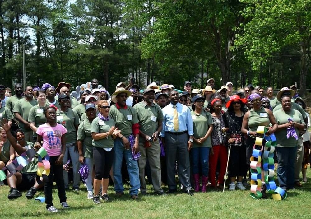 Cariblanta members and families at a community service day